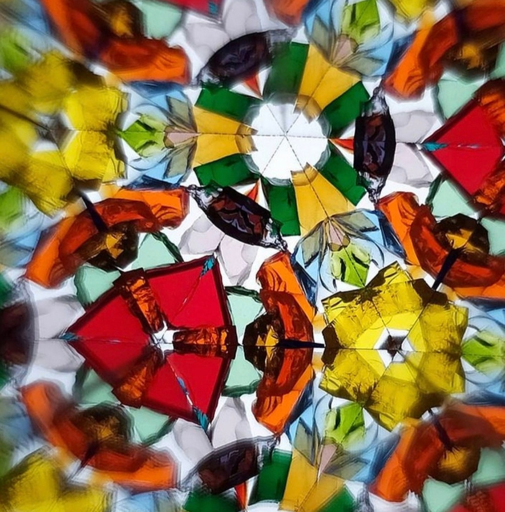 Цветное стекло в калейдоскопе